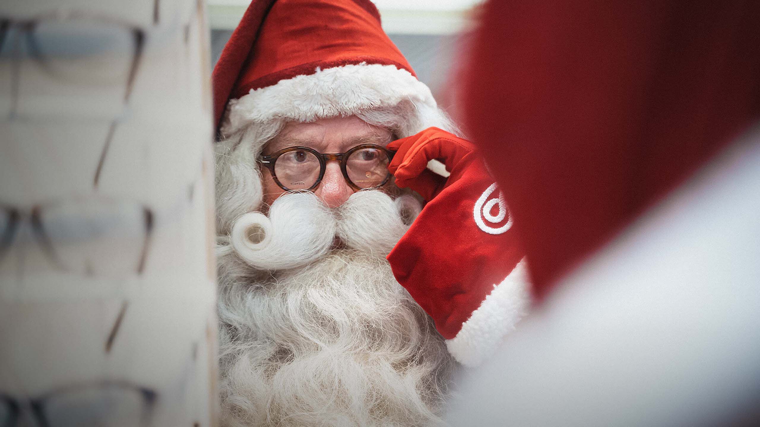 Joulupukki myym&auml;l&auml;ss&auml; sovittelemassa silm&auml;laseja